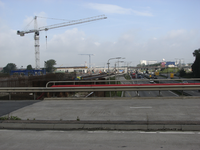 901192 Gezicht op de bouw van de tunnel in de A2 (links) bij de Hoge Weide in de wijk Leidsche Rijn te Utrecht; rechts ...